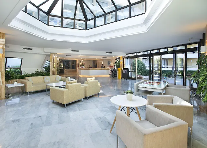 Готель Exagon Park 4*